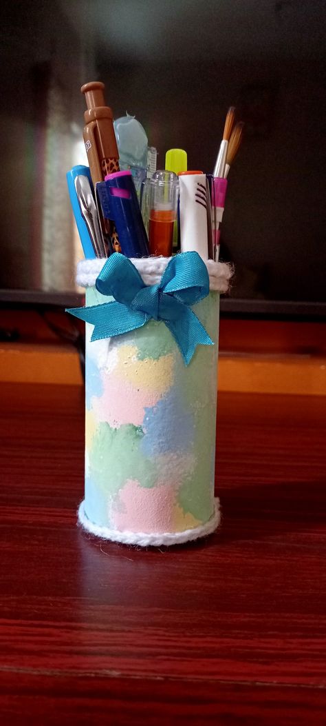 Tin can to cute pen stand☺️...hope you guys will luv this idea!!!...💫♥️ Pencil Stand Painting Ideas, Easy Pen Stand Craft, Diy Pen Stand Aesthetic, Pen Stand Painting Ideas, Pencil Stand Diy, Cute Pen Stand, Pen Stand Craft, Pen Stand Diy, Pen Holder Diy