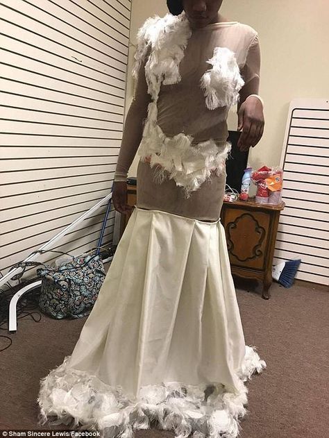 Mom slams designer who 'made her teen daughter an inappropriate dress' #dailymail Ugliest Wedding Dress Funny, Ugly Prom Dress, Worst Prom Dresses, Wedding Dress Fails, Prom Dress Fails, Chinese Prom Dress, Ugly Wedding Dress, Funny Prom, Worst Wedding Dress