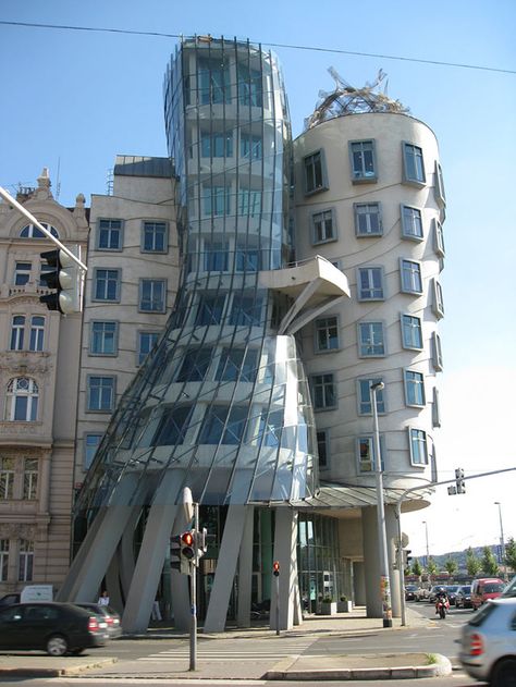 Dancing Building - Prague, Chezh Republic Weird Houses, Art Nouveau Arquitectura, Architecture Art Nouveau, Architecture Cool, Dancing House, Architecture Unique, Unusual Buildings, Awesome Architecture, Unusual Homes