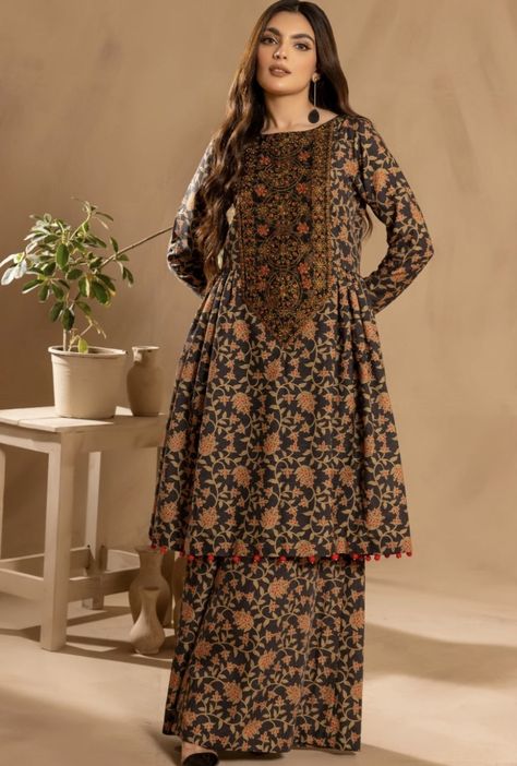 Snow Clothing, Dress Design Pakistani, Co Ords Outfits, Pakistani Women Dresses, Simple Dress Casual, Dress Design Ideas, Simple Frocks, Latest Dress Design, Neck Designs For Suits