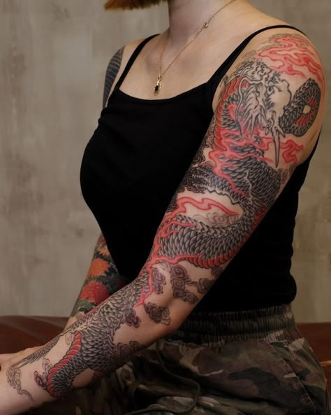 Asian Dragon Tattoo Arm, Arm Sleves Tattoos, Asian Women Tattoos, Asian Arm Tattoo, Kodzunak Tattoo, Black And Red Tattoo Sleeve, Full Arm Tattoos For Women, Tattoo Full Hand, Japanese Arm Tattoo