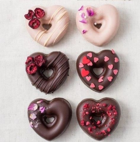 Toffee Dessert, Donut Decorating Ideas, Cake Donuts Recipe, Valentines Baking, Doughnut Shop, Donut Decorations, Jello Shot Recipes, Cupcake Cake Designs, Cute Donuts