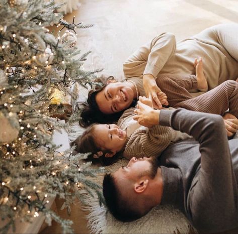 Christmas Tree Shoot Photo Ideas, Simple Family Christmas Pictures At Home, Christmas Photos At Home Family, Simple Family Christmas Photos, Lifestyle Family Christmas Photos, Christmas Professional Pictures, Family Xmas Photoshoot, Family Xmas Photos Ideas At Home, Christmas Family Photo At Home