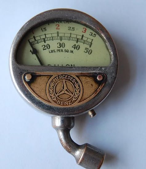 Pressure Gauge Art, Retro Ui Design, Mercedes Benz Vintage, Industrial Lamp Design, Steampunk Coffee, Speakeasy Decor, Steampunk Gadgets, Volt Ampere, Steampunk Ideas