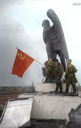 Soviet Flag, Perang Dunia Ii, Ww2 Photos, Ww2 History, Wwii Photos, Soviet Army, German History, Soviet Art, World Wars