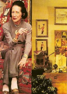 Diana Vreeland. Proof positive its all about style and talent --  not pretty features. Diana Vreeland Style, Eccentric Glamour, Diana Vreeland, Advanced Style, Costume Institute, Elizabeth Taylor, Van Cleef Arpels, Harper's Bazaar, Fashion Editor