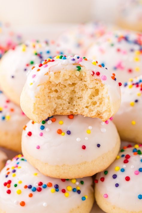 Meet Italian Wedding Cookies, aka Italian Butter Cookies or Biscotti di Nozze, your new melt-in-your-mouth favorite cookie. These buttery, crumbly cookies are a staple at Italian weddings and celebrations, but you don't have to wait for a special occasion to enjoy them. Peppermint Pie Recipe, Peppermint Pie, Butterball Cookies, Wedding Cookies Recipe, Italian Wedding Cookies, Italian Butter Cookies, Pineapple Dessert, Pineapple Dessert Recipes, Dirt Cups