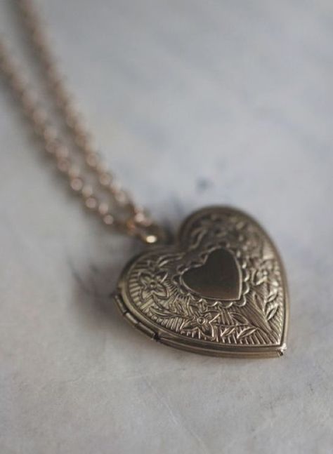 Gold Heart Locket, Dope Jewelry, Fantasy Jewelry, Heart Locket, Dream Jewelry, Jewelry Inspo, Gold Heart, Pretty Jewellery, Dainty Jewelry