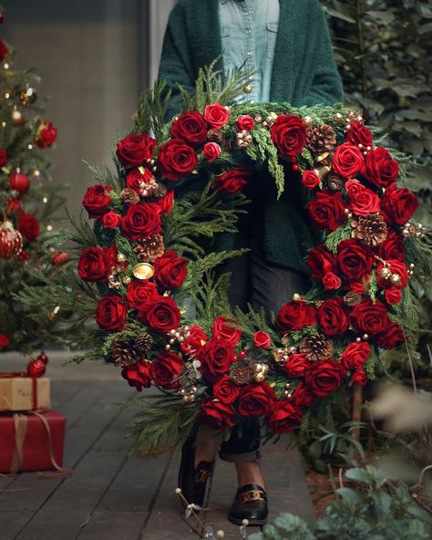 Flower Christmas Garland, Christmas Wreath Flowers, Romantic Christmas Wreath, Christmas Rose Arrangement, Christmas Roses Decoration, Red Rose Christmas Wreath, Roses Christmas Decor, Red Christmas Wreaths, Extra Christmas Decor