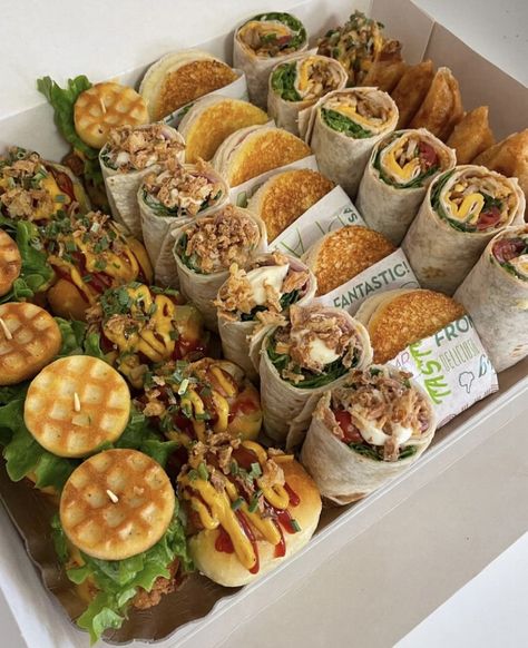 Meaty Platters Ideas, Sandwich Bar Buffet, Mini Sandwiches For Parties, Wrap Platter, Filipino Buffet, Burger Mini, Boxed Lunch Catering, Party Lunch Boxes, Catering Box