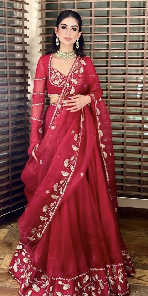 Red Suit Designs Indian Style, Bridal Red Suit, Pakistan Suit, Bridal Red Lehenga, Indian Dress Wedding, Bridal Lehenga Design, Fairy Invitations, Lehenga Design, Latest Bridal Lehenga