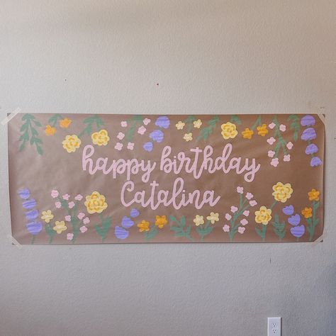 ALEX! | painting flowers is my favorite!!!🙌🏼🙌🏼🙌🏼 #brownpaperbanner #birthdaybanner | Instagram Wildflower Birthday Banner, Mom Birthday Decor, Handmade Birthday Banner, Paper Banners Ideas Diy, Banner Painting Ideas, Happy Birthday Painted Banner, Happy Birthday Sign Diy Poster, Diy Birthday Banner Ideas, Hand Painted Birthday Banner