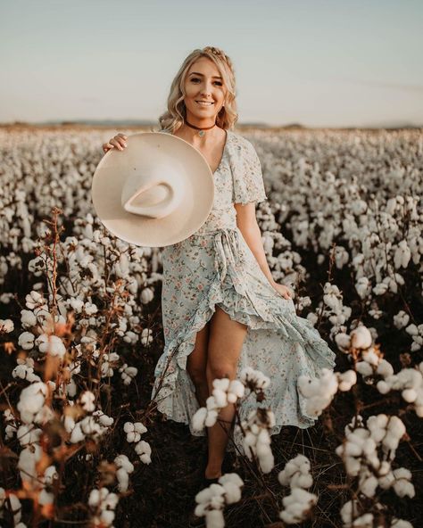 Cotton Photoshoot Ideas, Cotton Photo Shoot, Cotton Feild Pics, Cotton Field Senior Pictures, Cotton Photoshoot, Cotton Field Photoshoot, Field Picture Ideas, Cotton Field Pictures, Field Photo Ideas