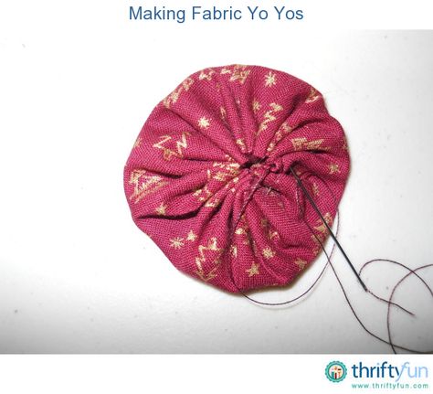 This is a short tutorial for making fabric yo yos. These cute little fabric circles can be used in lots of craft projects, from quilts to Christmas garlands. Diy Mini Ornaments, Fabric Yo Yos, Yo Yo Projects, Yo Yo Quilts, Yo Yo Crafts, Nightmare Before Christmas Wreath, Yo Yo Quilt, Circle Crafts, Gathered Fabric