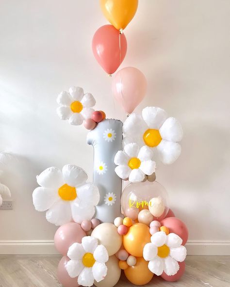 Romi is ONE 🤍 What a cute daisy theme number stack 😍 Number stacks can be designed to suit your theme & budget & are available for… | Instagram Daisy Balloon Bouquet, One Number Design, Daisies Birthday Theme, Bloom Birthday Theme, Flowers Theme Birthday Party, 1 Birthday Girl Theme, Daisy Party Theme 1st Birthdays, Daisy Balloon Arch, Daisy Birthday Party Ideas