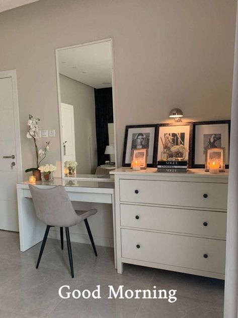 Nordic Dressing Table, Small Room Desk Ideas, Tiny Apartment Aesthetic, Small Bedroom Desk Ideas, Minimalist Desk Ideas, Study Desk Minimalist, Desk Ideas Study, College Apartment Bedroom Aesthetic, Desk Ideas Minimalist