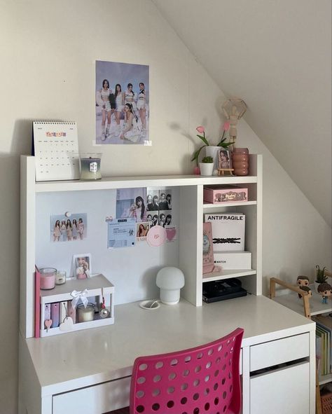 Ikea Desk Micke Ideas, Small Desk Ideas Aesthetic, Interior Design Elegant, Desk Organisation, Bohemian Chic Decor, Room Organisation, Study Desk Decor, Interior Design Minimalist, Cute Diy Room Decor