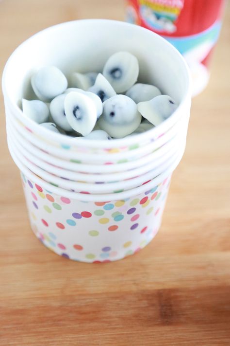 For a fun, popable treat this summer, enjoy these Homemade Yogurt Covered Blueberries. So easy to make and they taste delicious. How To Make Yogurt Covered Blueberries, Yogurt Covered Raisins Homemade, Yogurt Covered Cranberries, Yogurt Raisins Recipe, Yogurt Covered Strawberries, Yogurt Raisins, Yogurt Covered Blueberries, Yogurt Frosting, Yogurt Covered Raisins