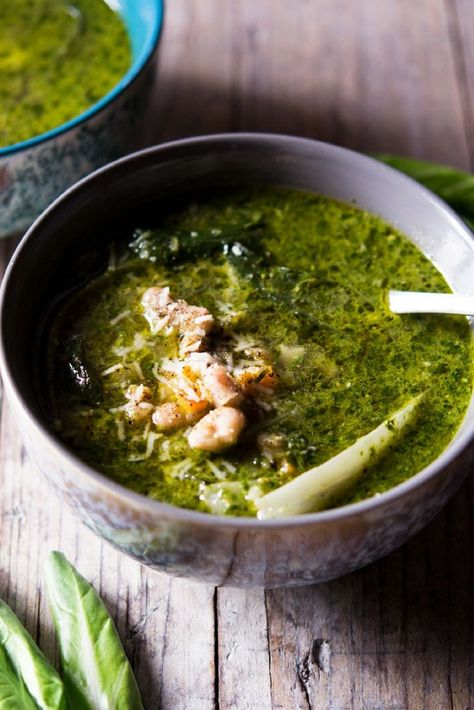 A simple green soup recipe made with green veg, cannellini beans and homemade pesto. So delicious and easy to make it's ready in under 30 minutes. Light, simple and flavour packed. #Italianfood #soup #greensoup #easydinnerrecipes #pestorecipes #quickmeals #bestsoups #greenrecipes via @InsideTRK Dinner Recipes Easy Vegetarian, Healthy Soup Recipes Vegetarian, Soup With Pesto, Beans Recipe Healthy, Kitchen Italian, Healthy Beans, Green Soup, Homemade Pesto, Beans Recipe