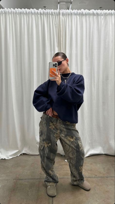 Camo Print Outfit, Navy Jumper Outfit, Outfit Ideas Baggy Jeans, Navy Sweater Outfit, Birkenstocks Outfit, Cool Girl Outfit, Baggy Pants Outfit, Outfit Ideas Baggy, Outfit Navy