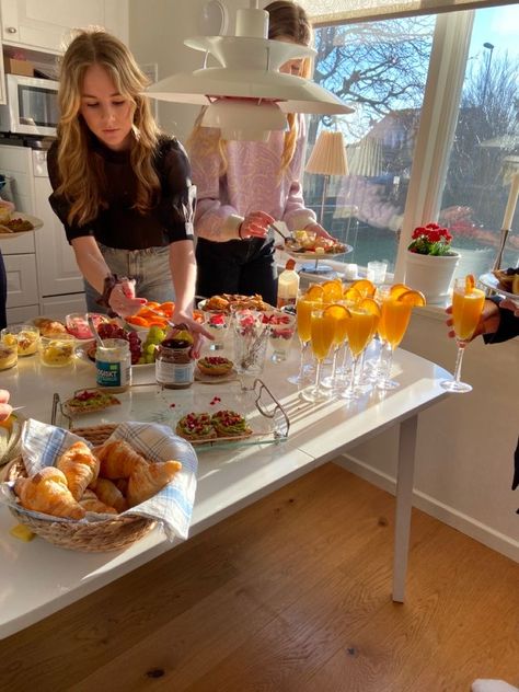 Girls Brunch Aesthetic, Friend Brunch, Girls Breakfast, Brunch Friends, Cooking Pics, Friends Brunch, Girl Brunch, Bday Brunch, Hosting Brunch