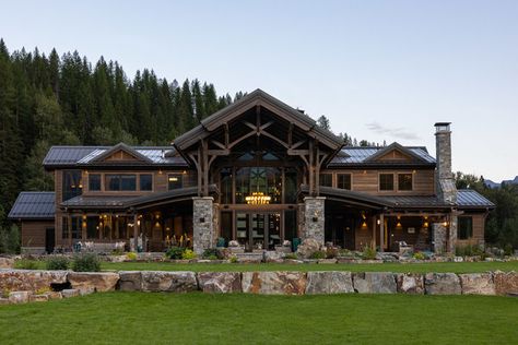 Rustic Hotel Exterior, Winter Cabin Mansion Exterior, Chalet House Design, Rustic Family Vacation Chalet Exterior, Wood Cabin Mansion, Luxurious Mountain Homes, Luxury Cabin Exterior, Chalet Mansion, Lodge House Exterior