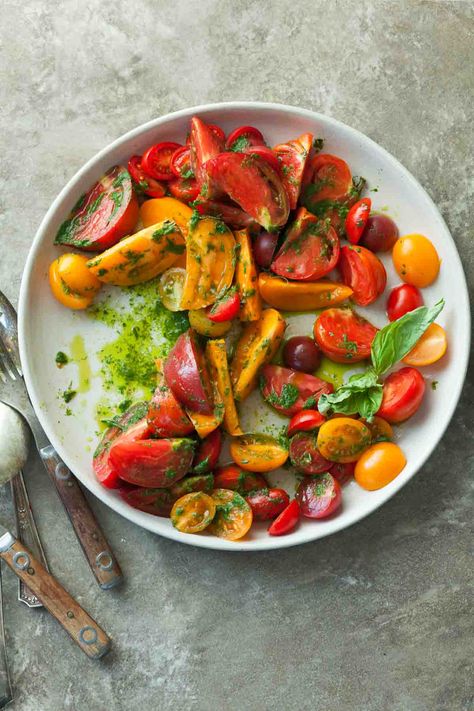 Heirloom Tomato Salad Recipes, Parsley Oil, Tomatoes With Basil, Heirloom Tomato Salad, Super Salads, Tomato Salad Recipes, Turkey Burger Recipes, Heirloom Tomato, Heirloom Tomatoes