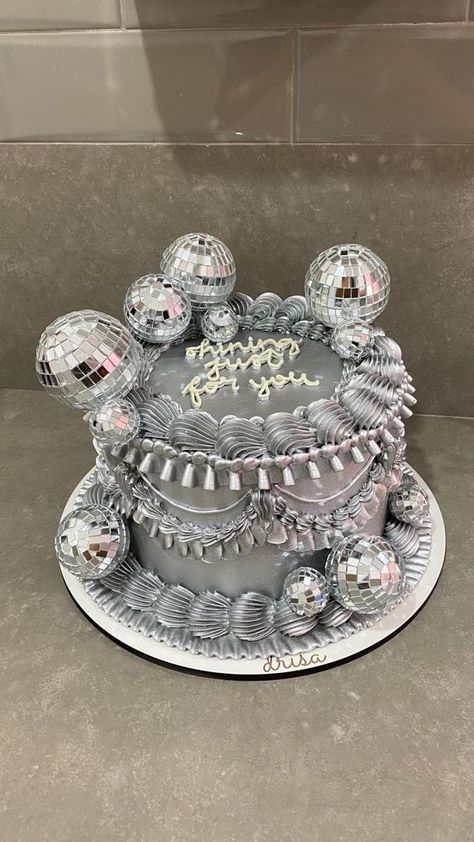 Mirrorball Cake Taylor Swift, Disco Party Cake Ideas, Disco Cakes Birthday, 13 Th Birthday Cakes, 13 Cake Ideas, Sweet 17 Cake, Festa Taylor Swift, Folklore Cake, Disco Themed Cake