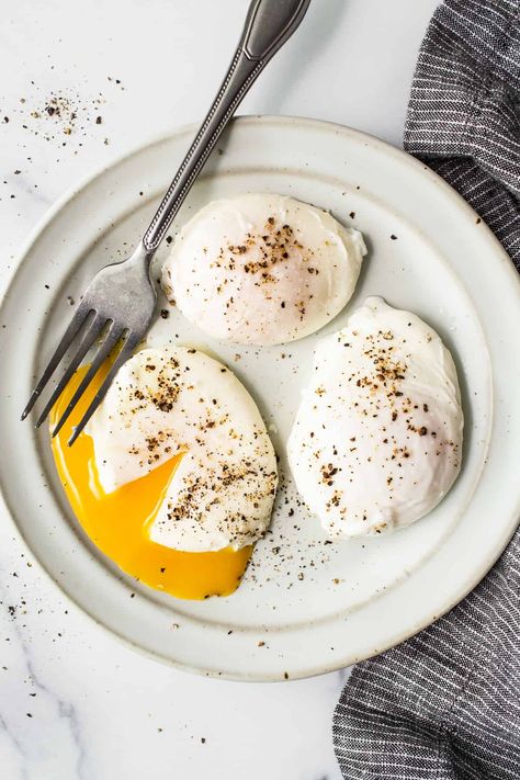 Best Poached Eggs, Poached Eggs Recipe, Cooking Poached Eggs, Easy Poached Eggs, Poach An Egg, Poached Egg Recipe, Easy Keto Snacks, How To Make A Poached Egg, Eggs Dinner