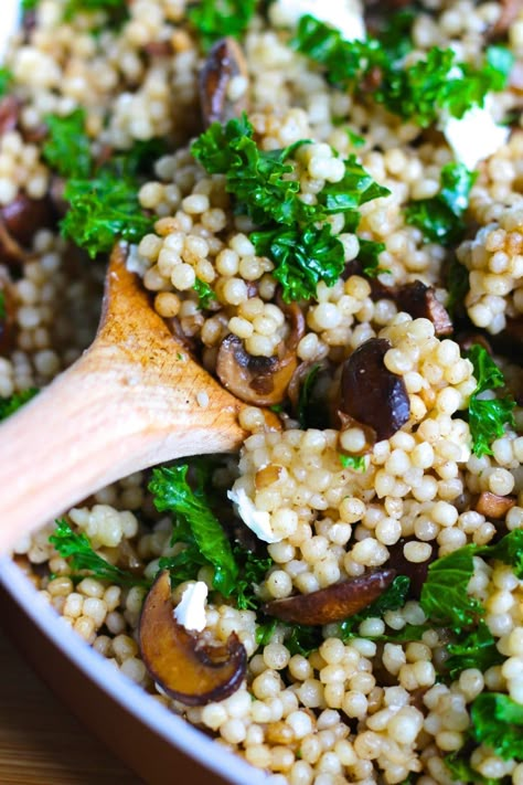 Balsamic soaked mushrooms, sweet onions, ribbons of kale and creamy goat cheese make balsamic mushroom pearl couscous one of our favorite easy side dishes! Vegetarian. Mushroom Couscous, Balsamic Mushroom, Fresh Lifestyle, Balsamic Mushrooms, Pearl Couscous, Couscous Recipes, Cous Cous, Idee Pasto Sano, Side Dishes Easy