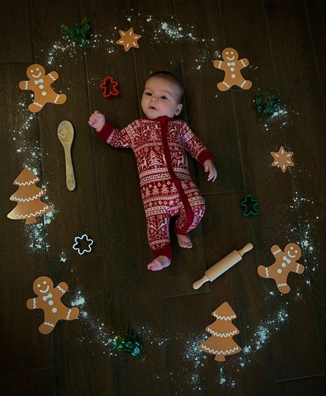 9 Month Christmas Pictures, Christmas Baking Baby Photoshoot, Baby Christmas Baking Photo, Gingerbread Photoshoot Baby, Diy Christmas Pictures Baby, Diy Baby Christmas Photoshoot, Gingerbread Baby Photoshoot, December Baby Photoshoot, Gingerbread Photoshoot