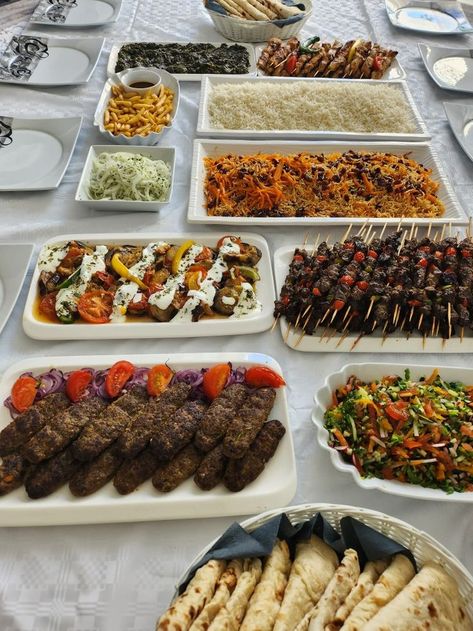 Arab Dinner Table, Turkish Table Decor, Arabic Party Food, Persian Wedding Food, Afghan Food Table, Dinner Party Food Setup, Turkish Dinner Table, Arab Dinner, Bbq Table Setting