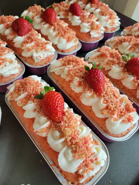 Mini Aluminum Cakes, Tin Cake Ideas, Mini Cakes In Loaf Pans, Deserts To Sale, Packing Baked Goods Packaging Ideas, Mini Tres Leches Cake Cups, Mini Tray Cakes Ideas, Tres Leches Cake Mini, Mini 3 Leches Cake