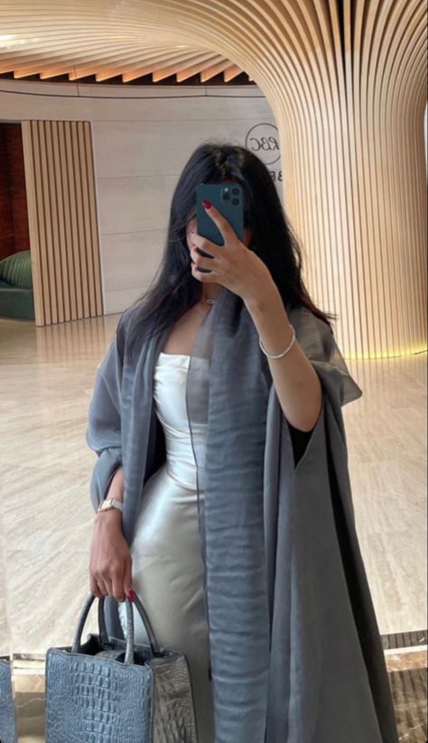 Luxury Modest Outfits, Arab Summer Outfit, Chic Modest Outfits, Modest Lifestyle, Summer Abaya, Classy Sweatshirt, Abaya Outfits, Elegant Abayas, Khaleeji Abaya