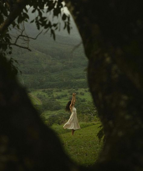 Olive Green Dress Aesthetic, Ireland Photoshoot, Photoshoot Ideas Forest, Fairy Photoshoot, Nature Photoshoot, Ethereal Aesthetic, Fotografi Vintage, Dreamy Photography, Portrait Photos