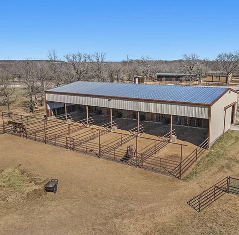 Horse Stall Runs, Cow Stable, Cow Enclosure Ideas, Cattle Pen Layouts, Cattle Pens Design, Horse Stall Design, Horse Pen Ideas, Diy Horse Arena, Horse Corral Ideas