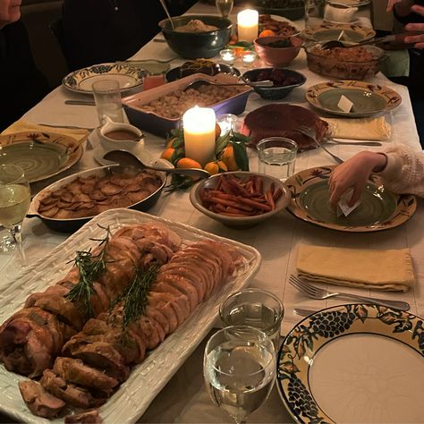 Thanksgiving Spread Aesthetic, Thanksgiving Food Plate Aesthetic, Thanksgiving Meal Aesthetic, Autumn Dinner Aesthetic, Thanksgiving Day Aesthetic, Food Table Photography, Thanksgiving Dinner Aesthetic, Setting Dinner Table, Christmas Dinner Aesthetic