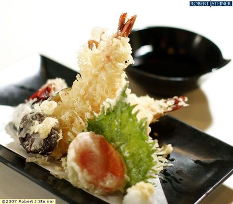 Tempura is a Japanese dish of seafood or vegetables that have been battered and deep fried. Tempura Plating, Tempura Vegetables, Homemade Sushi, Japanese Dessert, Sushi Recipes, Japanese Dishes, Sushi Rolls, Tempura, Food Plating