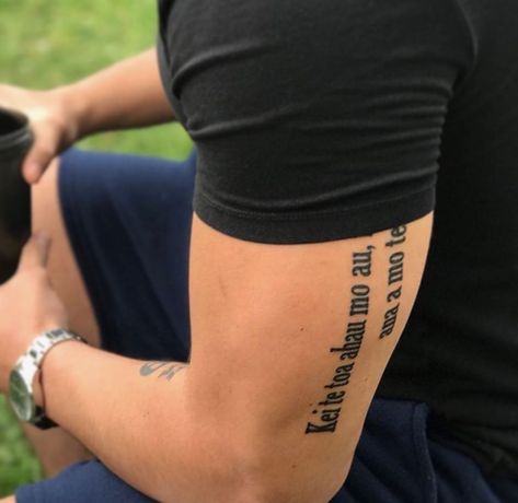 Bicep Script Tattoo Men, Men Tricep Tattoo Ideas, Outside Bicep Tattoo, Bicep Script Tattoo, Back Of Tricep Tattoo, Tattoo On Biceps Men, Men Tricep Tattoo, Bicep Word Tattoo, Tatoos God