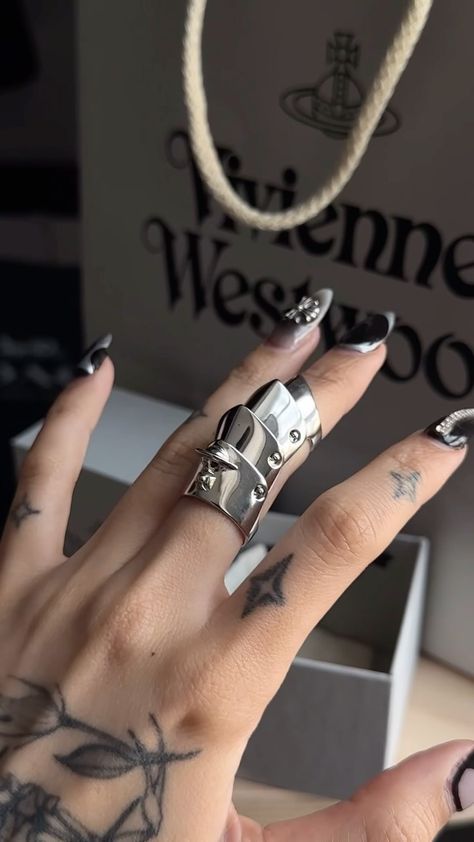 Vivienne Westwood Knuckle Ring, Vivian Westwood Bracelet, Armor Ring Vivienne Westwood, Vivian Westwood Ring, Rare Vivienne Westwood Jewellery, Vivienne Westwood Armour Ring, Vivienne Westwood Outfits, Vivienne Westwood Store, Gift Ideas For Bf