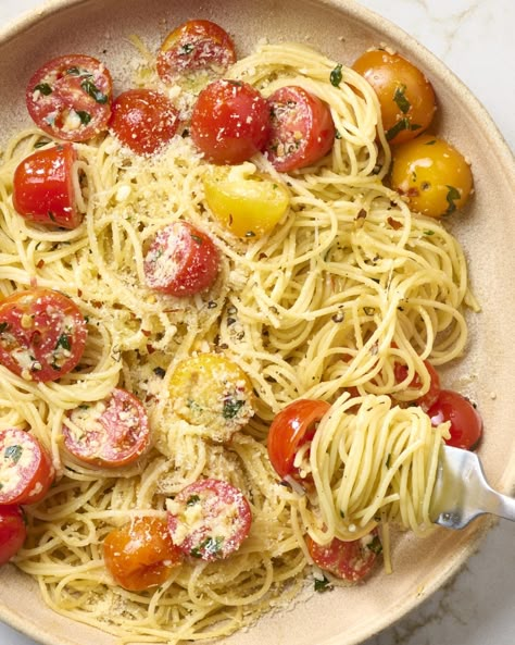 overhead shot of summer garden pasta in a light pink bowl, topped with herbs and cheese and some pasta wrapped around a fork Best Pasta Dinner, Summer Garden Pasta, Easy Summer Pasta, Pasta With Cherry Tomatoes, Garden Pasta, Light Pasta, Marinated Tomatoes, Salmon Potato, Lasagna Pasta