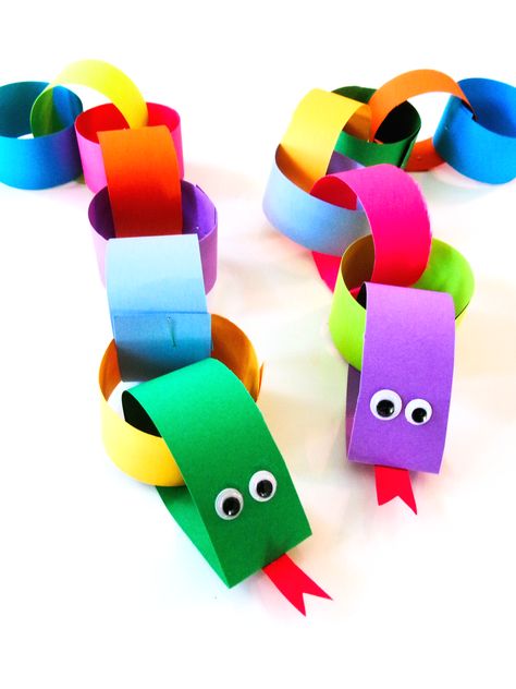 Paper Snake Chain, Paper Chain Snake Craft, Snake Art Kindergarten, Snake Paper Craft, Paper Chain Snake, Snake Activity, Japanese Club, Paper Snake, Snake Craft