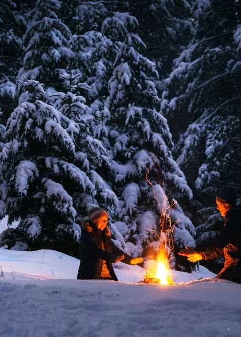 How to Build the Best Winter Campfire (and Cook Like a Boss) #camping #wintercamping #outdoorliving #gudgear Camping In Winter, Christmas Camping, Winter Campfire, Camping In The Snow, Campfire In Woods, Snow Campfire, Winter Campfire Photoshoot, Sitting At Campfire, Campfire In Snow