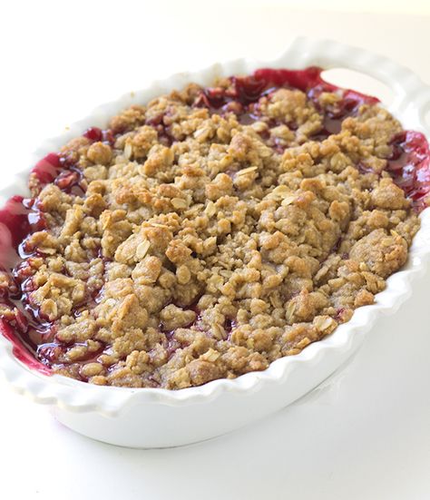 Raspberry Crisp - Grab a bowl and scoop some raspberry crisp in it and top it with some ice cream! The crisp topping is loaded with brown sugar and oatmeal. This is the perfect end of summer dessert! Raspberry Cobbler, Raspberry Crisp, Oatmeal Crisp, Raspberry Oatmeal, Crisp Topping, Oatmeal Bowl, Raspberry Crumble, Raspberry Desserts, Breakfast Oatmeal