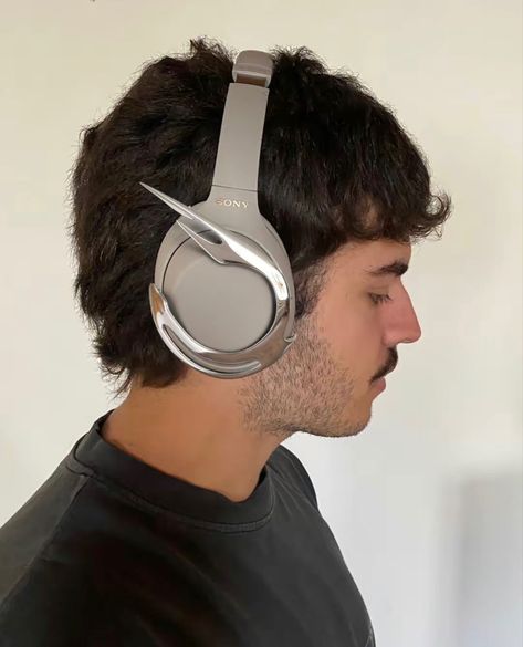 Created by tiktok : tommy.blend Headphone Attachment, Sony Xm4, Honey Label Design, Custom Headphones, Men's Piercings, Iphone Headphones, Music Listening, Sony Headphones, Headphones Design