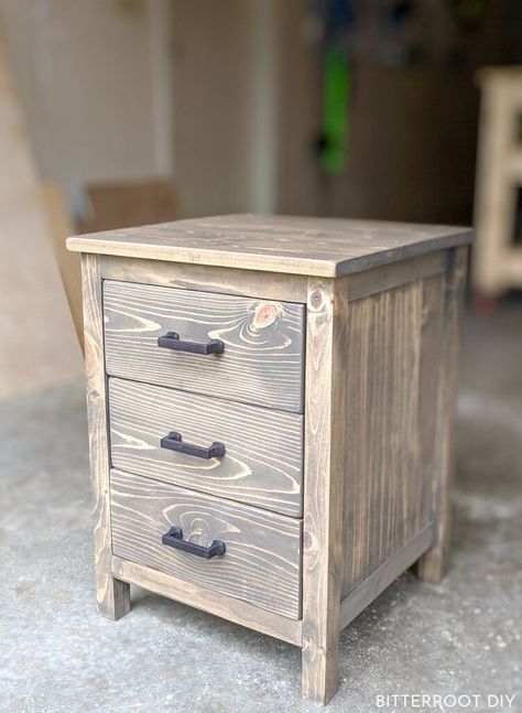 3 Drawer Nightstand | Diy 3 Drawer Nightstand Plans, Diy Farmhouse Nightstand Plans, Diy 3 Drawer Nightstand, Nightstands Ideas Bedside Tables, Diy Nightstand Plans, Build Drawers, Wooden Night Stand, Diy Dresser Plans, Nightstand Diy