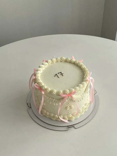 Cake Designs 2024, Simple Pink Cake, Cute Dessert Ideas, Birth Cakes, Bolo Vintage, 17 Birthday Cake, 13 Birthday Cake, Vintage Birthday Cakes, Pinterest Cake