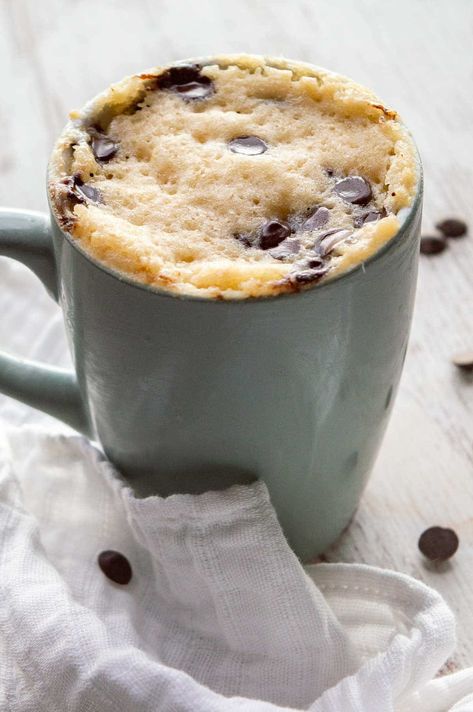 With just seven ingredients and optional sprinkles or chocolate chips, this yummy moist vegan vanilla mug cake cooks up in just two minutes in the microwave! Make it easy to satisfy your sweet tooth without having to bake up a huge portion of calorific cake! Vegan Mug Cake, Quick Vegan Desserts, Mug Treats, Vanilla Mug Cake, Baking Without Eggs, Spicy Vegan Recipes, Vegan Mug Cakes, Egg Free Desserts, Chocolate Chip Mug Cake