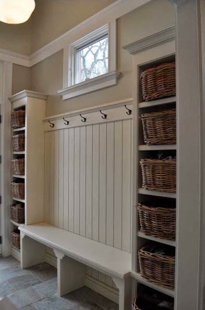 Farmhouse Mudroom, 1950s Decor, Room Storage Diy, Mudroom Entryway, Mudroom Decor, Mudroom Laundry Room, Mud Room Storage, Mudroom Design, Foyer Decorating