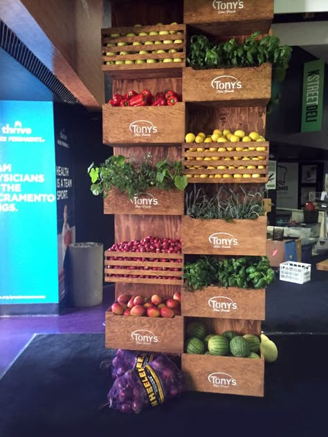 Fruit And Veg Shop, Juice Bar Design, Produce Displays, Impact Design, Vegetable Stand, Vegetable Shop, Grocery Store Design, Supermarket Design, Smoothie Bar